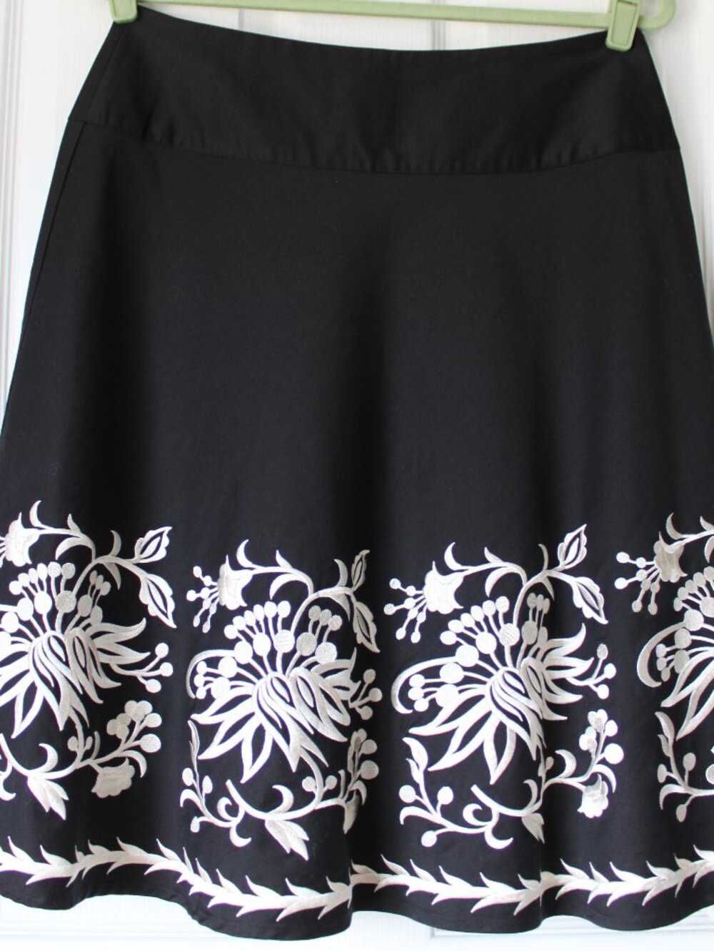 White House Black Market Embroidered Floral A-Line Skirt Size 8 🌸